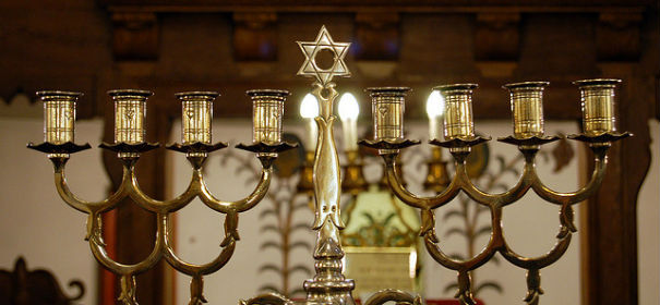 Synagoge © by oaø auf flickr.com (CC BY 2.0), bearbeitet IslamiQ