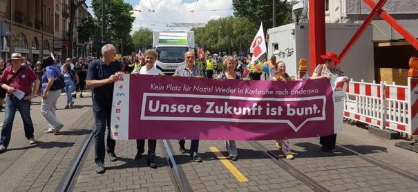 Tausende demonstrieren gegen Rechts - Karlsruhe © Facebook, bearbeitet by iQ.