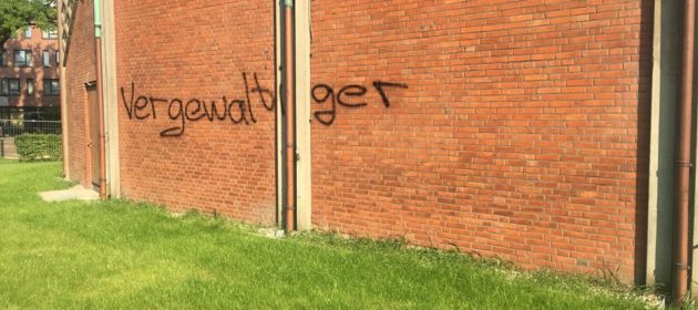 Parolen wie "Vergewaltiger", "Anti-Christ" auf der Fassade der Al-Nour Moschee in Hamburg. © privat