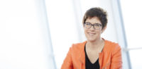 Annegret Kramp-Karrenbauer © Foto: CDU / Laurence Chaperon bearbeitet by IslamiQ)