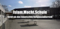 Screenshot aus dem Film Islam.Macht.Schule - Streit um den islamischen Religionsunterricht © ARD Mediathek, bearbeitet by iQ.