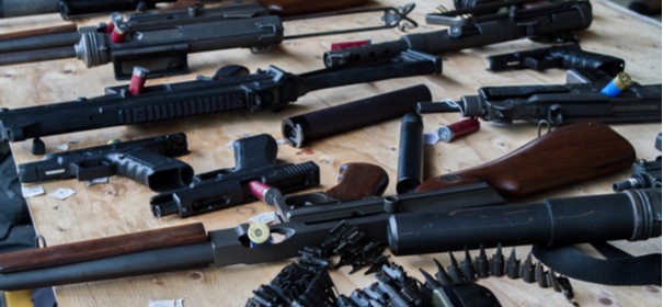 Verfassungsschutz: Zahlreiche Überprüfungen von Waffenbesitzern, Schusswaffen © Shutterstock, bearbeitet by iQ
