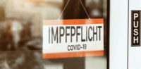 Impfpflicht © Shutterstock, bearbeitet by iQ