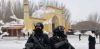 Verfolgung der Uiguren: Polizei steht vor Moschee in Xinjiang © Xinjiang Police Files, bearbeitet by iQ