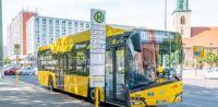 Symbolbild: Bus in Berlin © shutterstock, bearbeitet by iQ