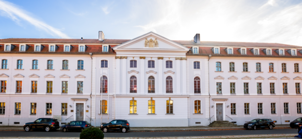 Universität Greifswald © shutterstock, bearbeitet by iQ