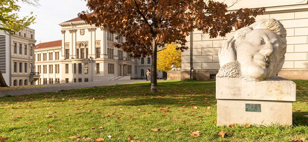 Universität in Halle © shutterstock, bearbeitet by iQ