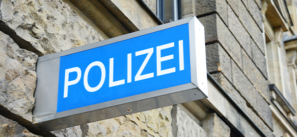 Symbolbild: Polizei © shutterstock, bearbeitet by iQ.