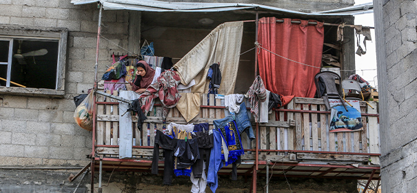 Frau im Gazastreifen am Fenster © Anadolu Images, bearbeitet by iQ.