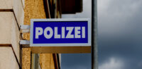 Symbolbild: Polizei in Rostock © Shutterstock, bearbeitet by iQ.