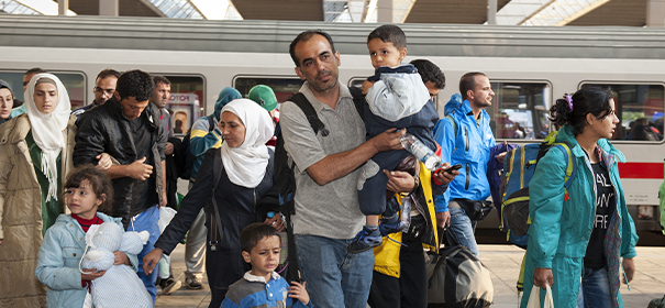 Symbolbild: Flüchtlinge aus Syrien kommen in Deutschland © shutterstock, bearbeitet by iQ.